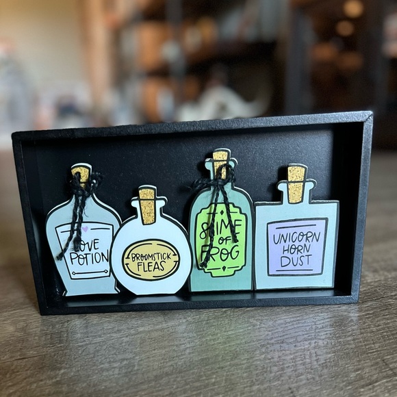 Cute little Halloween wooden sign with potion bottles! - Picture 3 of 3